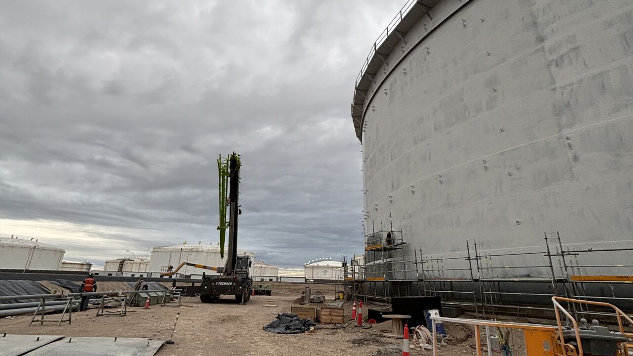 Puerto Rosales suma dos nuevos tanques para acompañar la expansión de Vaca Muerta