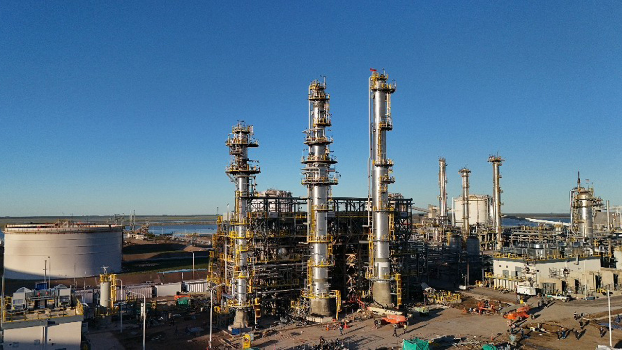 Mega acelera su expansión en Bahía Blanca y apunta a aumentar 50% la producción de líquidos de gas